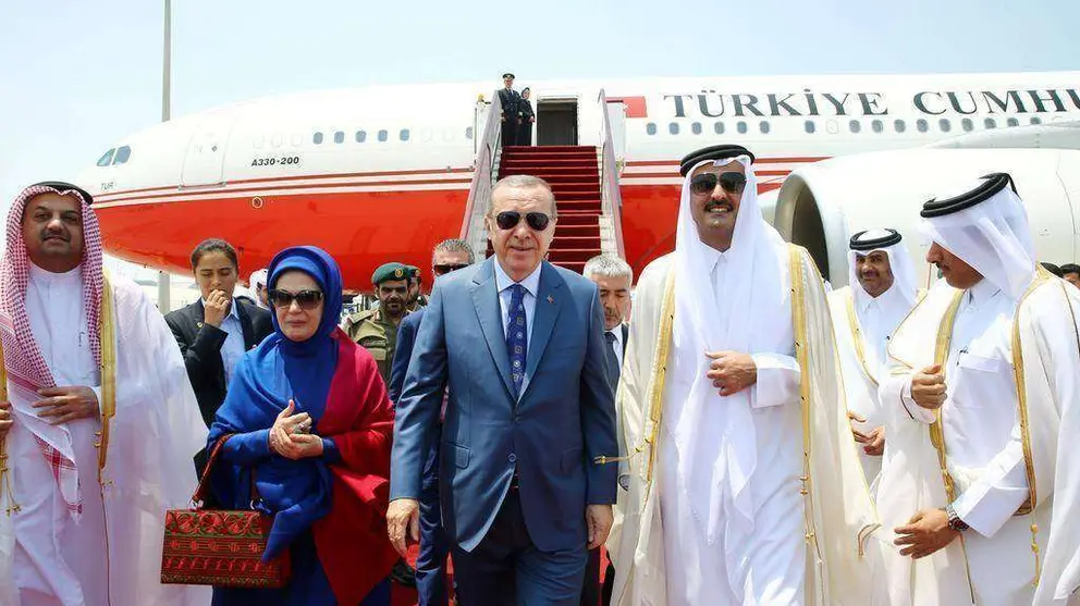 Recip Tayyip Erdogan, acompañado por su esposa Emine, ha sido recibido este lunes por el emir Tamim a su llegada a Doha. (Kayhan Ozer, Palacio Presidencial vía Reuters)