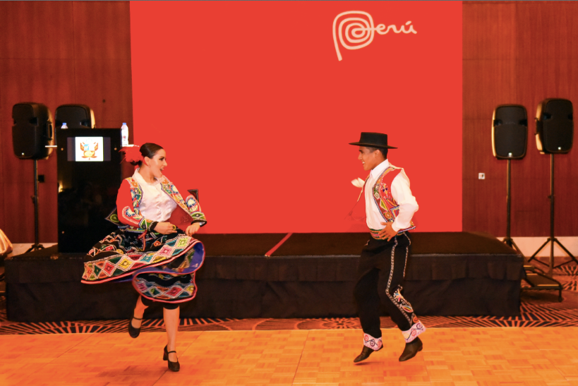 Bailarines profesionales realizan en Dubai danzas típicas de Perú. (ELCORREO)