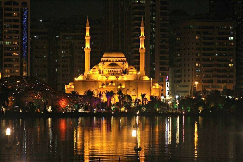 Mezquita iluminada en Sharjah. (EL CORREO)