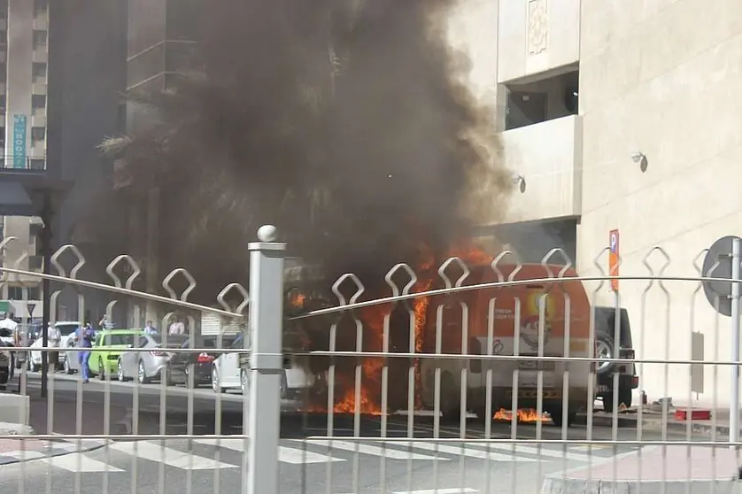 Incendio de una furgoneta en el DIFC. (EL CORREO)