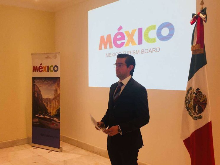 Maximiliano Rodríguez durante la presentación en la sede de la Embajada de México en Abu Dhabi. (ELCORREO)