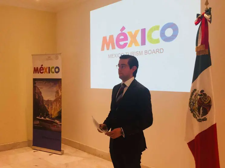 Maximiliano Rodríguez durante la presentación en la sede de la Embajada de México en Abu Dhabi. (ELCORREO)