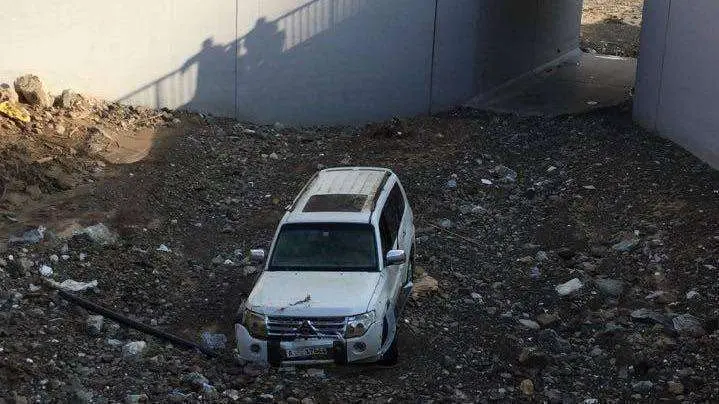 Cinco personas viajaban en este coche, que fue arrastrado por el agua en Fujairah. (Policía de Sharjah)