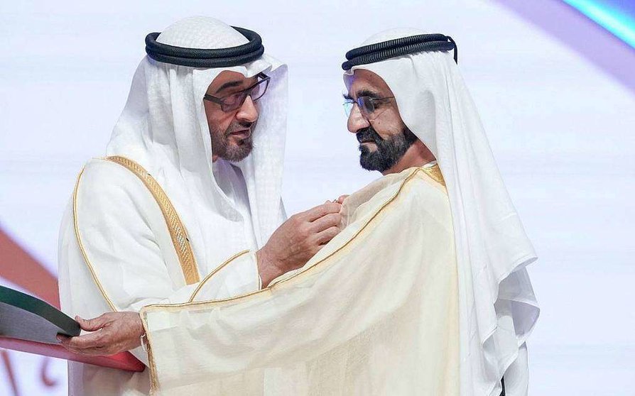 Sheikh Mohammed bin Zayed impone la Orden de la Madre de la Nación a Sheikh Mohammed bin Rashid. (Dubai Media Office)