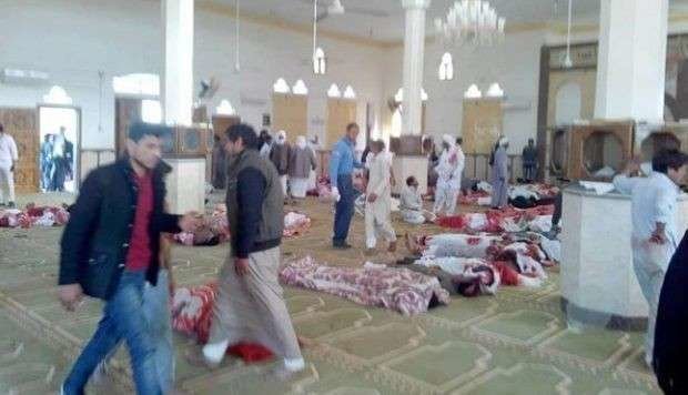 Los terroristas dispararon sobre los fieles a la salida de la Mezquita. (Foto Twitter AL AHRAM) 