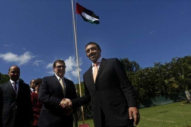 El ministro de Relaciones Exteriores de EAU, el jeque Abdulah bin Zayed al Nayhan (derecha), estrecha su mano con el canciller cubano, Bruno Rodríguez durante un encuentro en 2015.