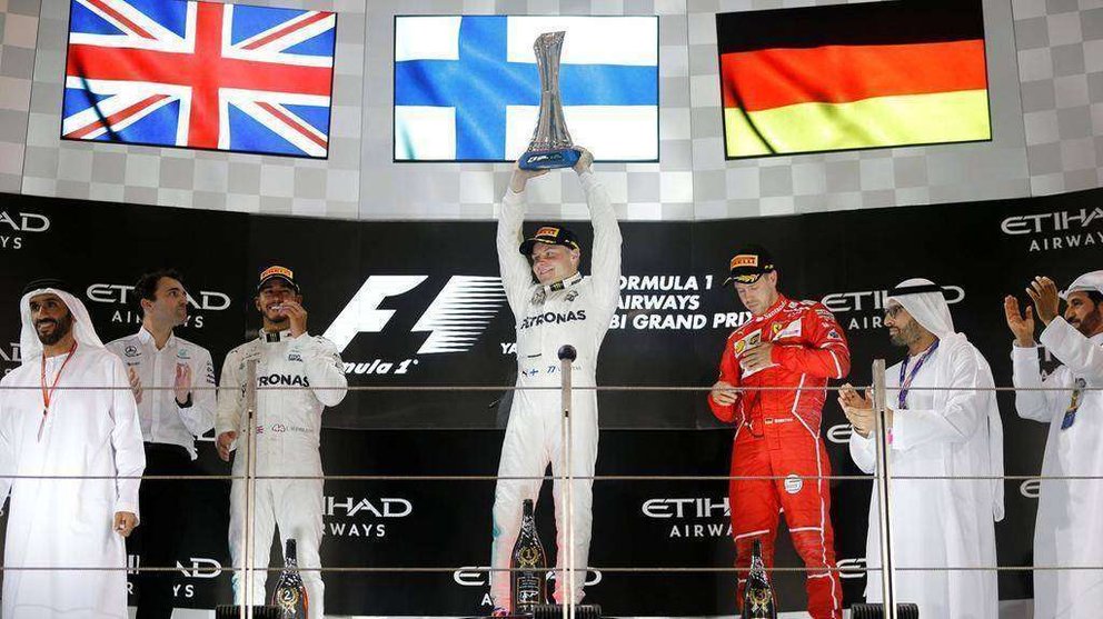 Banderas europeas en el podio del Gran Premio de Fórmula Uno de Abu Dhabi.