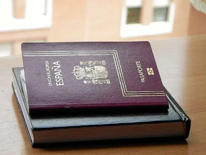 Pasaporte español. (EL CORREO)