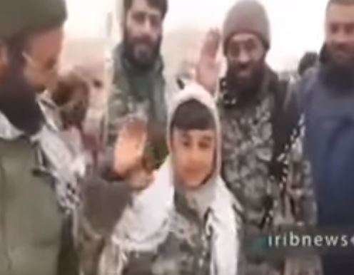 Captura de pantalla del vídeo sobre el niño soldado iraní en Siria.
