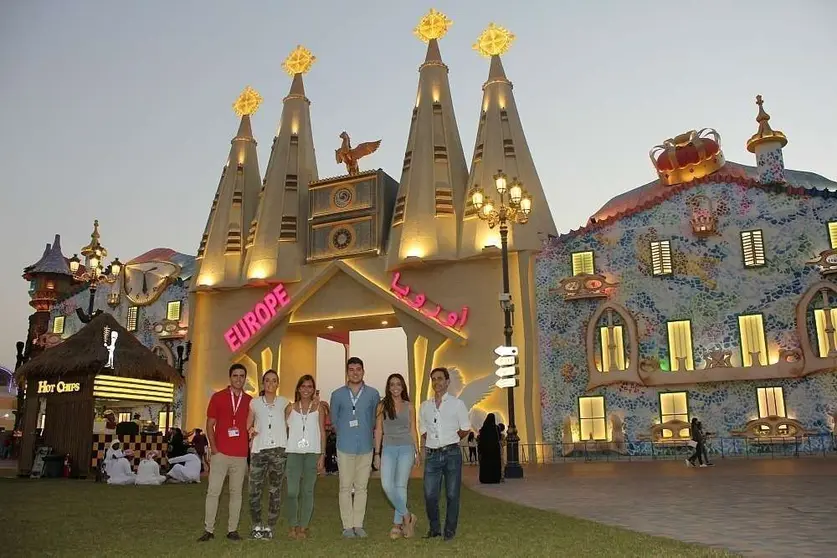 De izquierda a derecha, los becarios Fernando Mena, Laura Montoya, Ana Martínez, Borja Cartelle y Patricia Oliva junto a Raúl Simón ante la portada del pabellón de la Sagrada Familia, que acoge a Spain At Global Village. (EL CORREO)