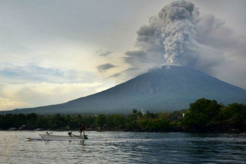 En la imagen de AFP, el Monte Agung lanza cenizas y humo.
