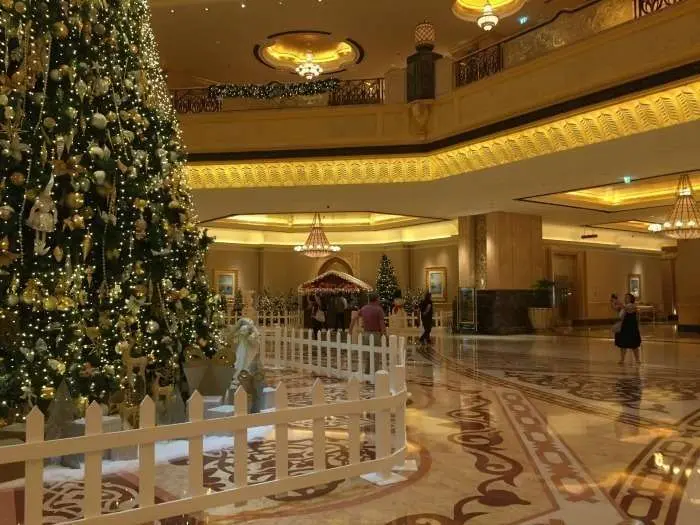 El árbol está decorado con joyas y tiene a los turistas asombrados. (E.C.)