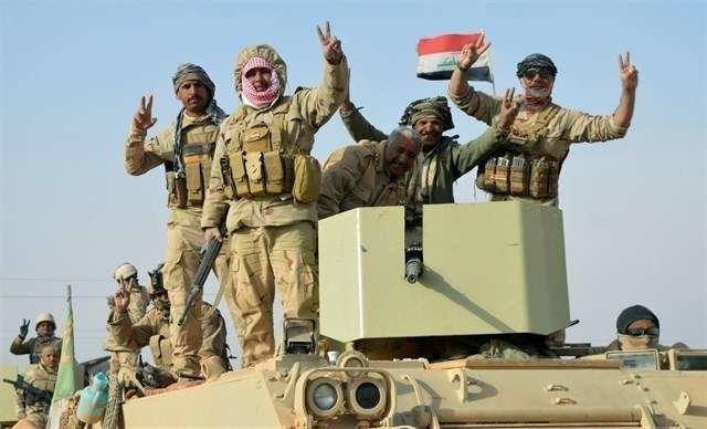 En la imagen de Reuters, las tropas de Irak celebran la victoria ante Daesh.