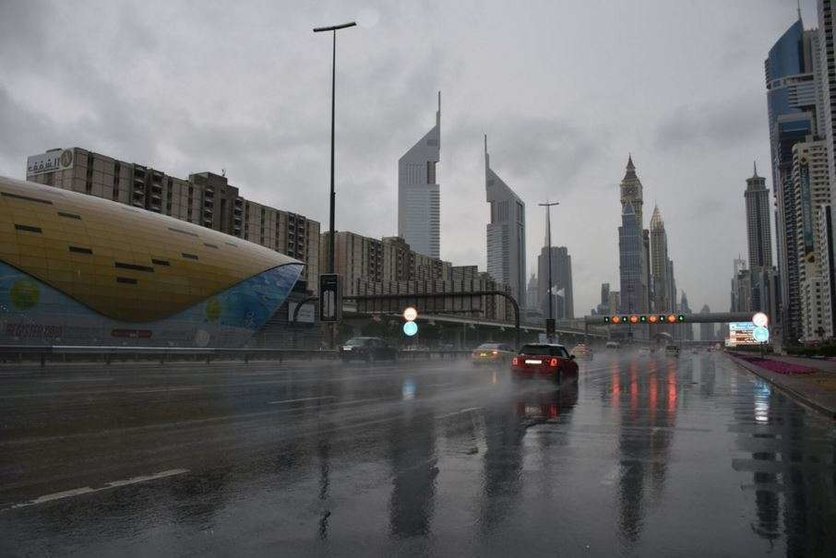 Un día de lluvia en el centro de Dubai. 
