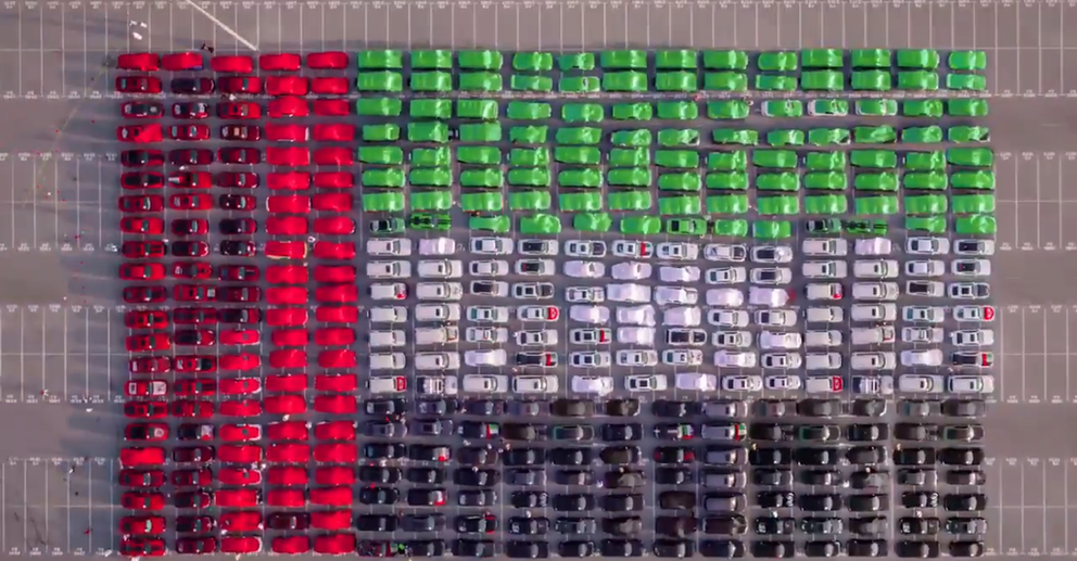 La Policía de Dubai ha logrado un récord Guinness al formar la bandera de Emiratos con 143 vehículos.