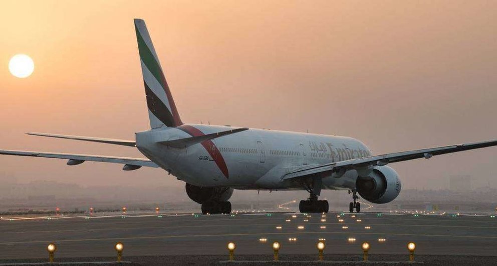 Un avión de Emirates en el Aeropuerto Internacional de Dubai.