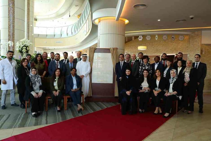 Foto de familia tras la inauguración del Hospital Danat Al Emarat de Abu Dhabi. (WAM)