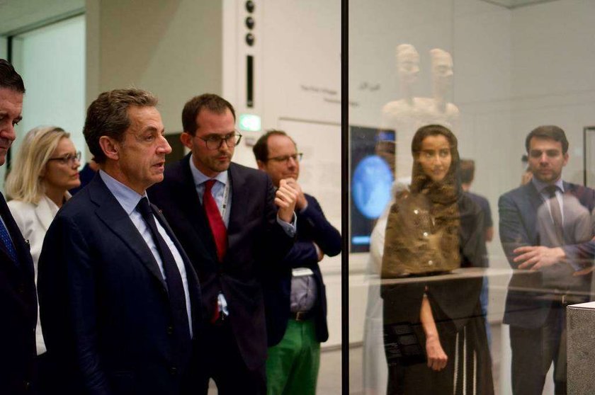 El ex presidente francés Nicolás Sarkozy durante su última visita al museo del Louvre de Abu Dhabi. (Louvre Abu Dhabi, Twitter)
