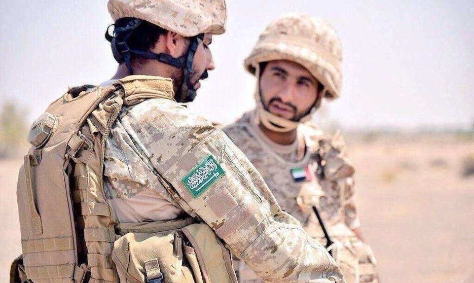 A la izquierda un soldado de Arabia Saudita dialoga con un soldado de EAU.