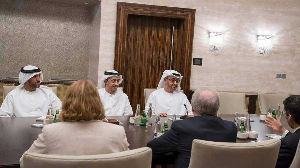 El príncipe heredero de Abu Dhabi durante la reunión con miembros del Instituto Washington para la Política de Oriente Próximo.