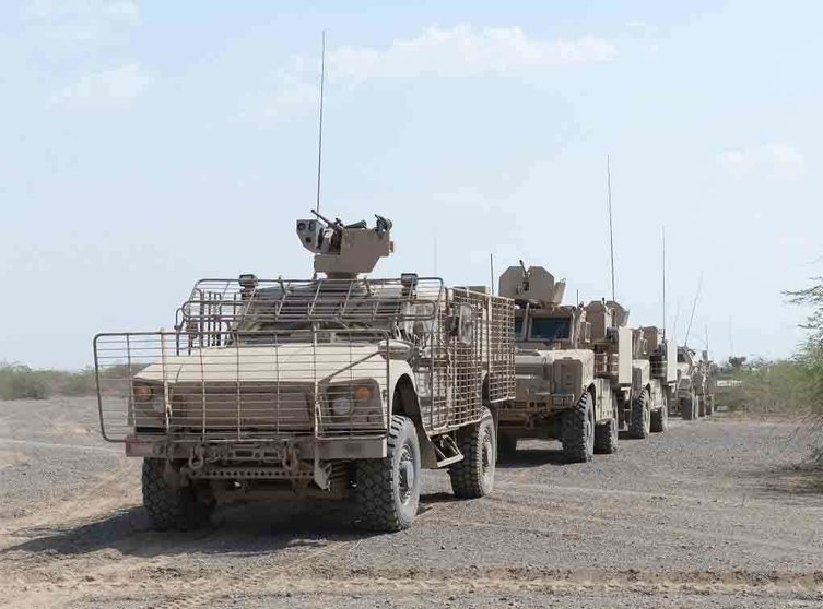 En la foto de WAM, vehículos blindados emiratíes avanzan en Yemen.