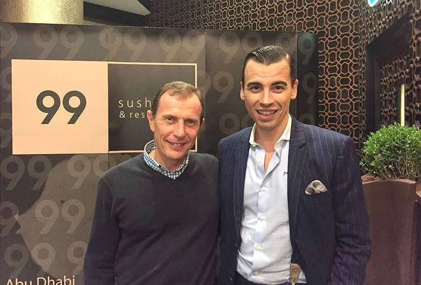 Emilio Butragueño -izquierda-, junto a Jaime Casteñada, vicepresidente de la peña madridista de Emiratos Árabes, en Abu Dhabi. (Cedida)