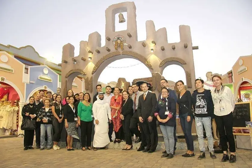 Foto de familia de la embajadora de México en el Pabellón de las Américas de Global Village. (EL CORREO)