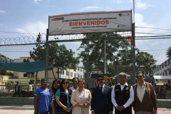 Un momento de la visita del embajador de Emiratos al Establecimiento penitenciario de Lurigancho, en Perú. (WAM)