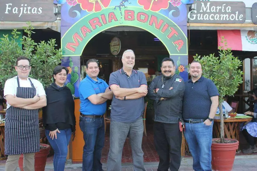 Equipo de María Bonita en la entrada del restaurante. (ELCORREO)