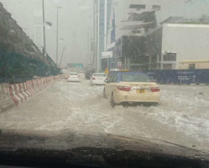 Una carretera inundada en Business Bay. (@fazilakhamisani, @trafficdbxd)