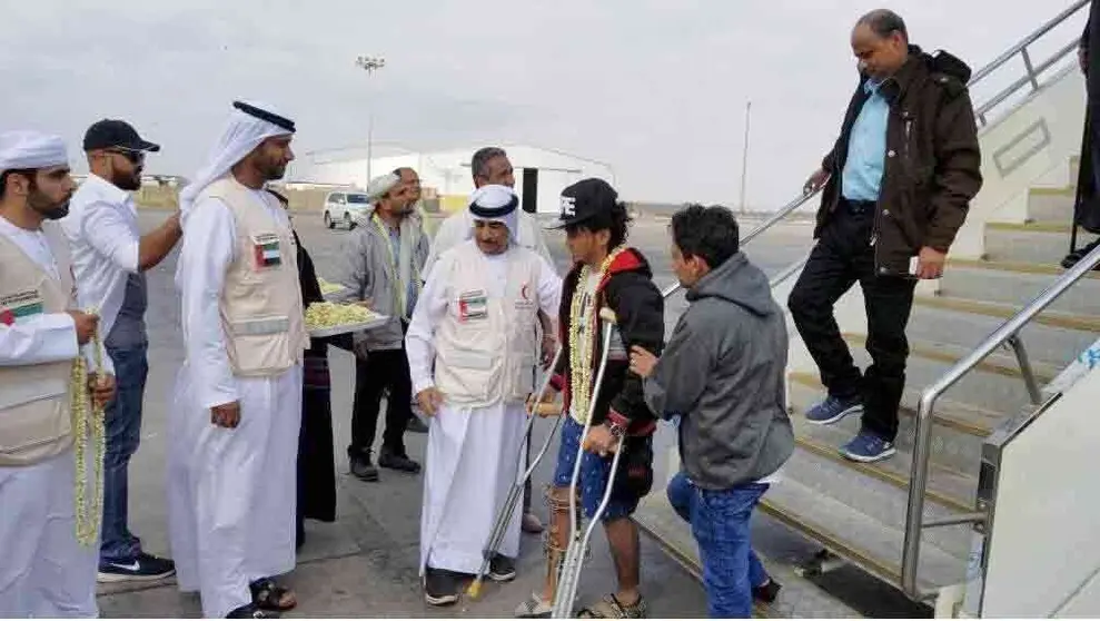 Un grupo de heridos regresa a Adén tras recibir tratamiento en la India. (WAM)