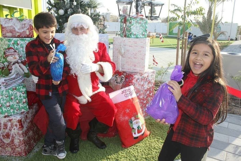 Los niños disfrutaron durante toda la tarde de Papá Noel y de sus regalos. (EL CORREO)