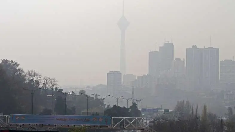 Una imagen de Teherán cubierta por una nube de contaminación.