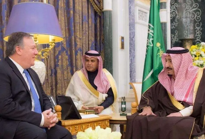 El Rey Salman de Arabia Saudita se reúne con el director de la CIA, Mike Pompeo, este lunes en Riad. (SPA)