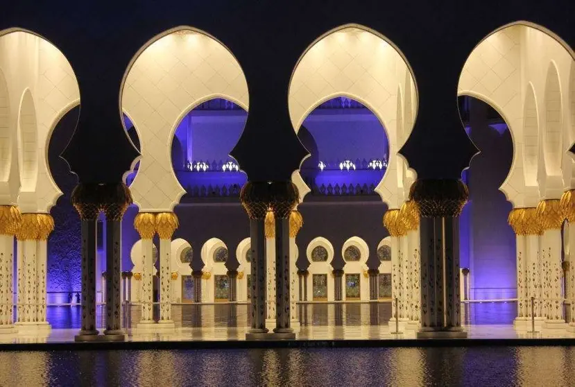 La belleza de la Gran Mezquita Jeque Zayed de Abu Dhabi también se aprecia de noche. (EL CORREO)