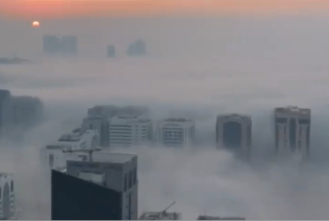 Abu Dhabi ha amanecido este viernes envuelta en una manta de niebla. (Mohamed Hammadi, NCM)
