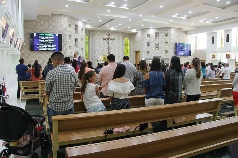 Aspecto de la parroquia de Santa Teresa de Abu Dhabi durante la misa del obispo de Estambul. (EL CORREO)