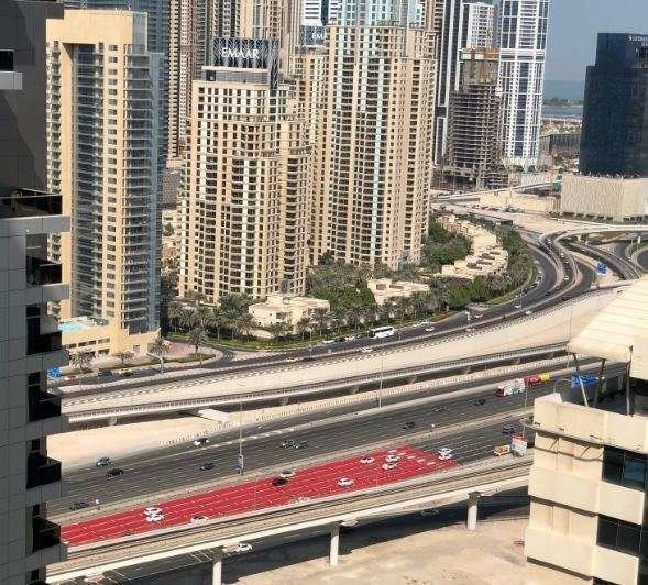 Un tramo de la Shekh Zayed Road pintado de rojo.