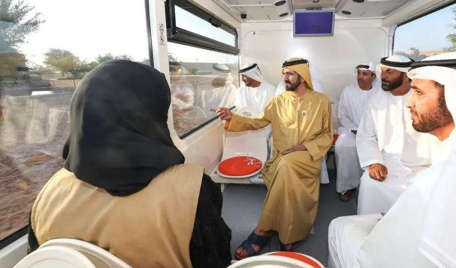 El gobernante de Dubai durante su recorrido por Safari Park.