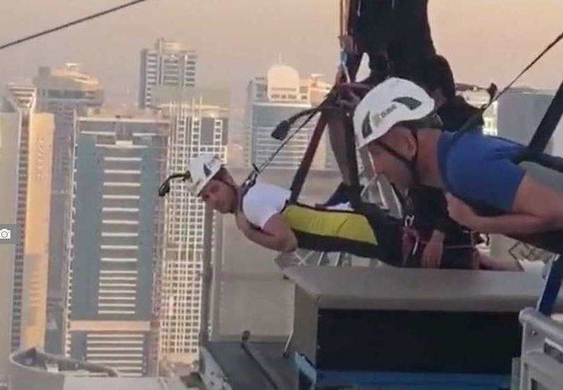 El entrenador blanco subido a la tirolina de Dubai Marina.