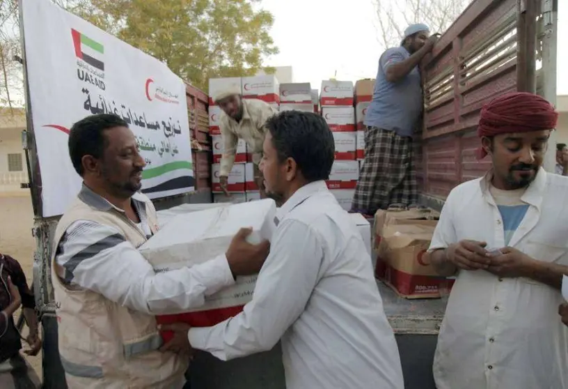 Entrega de alimentos de la Media Luna Roja en Al Suweiry. (WAM)