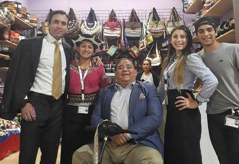 El ministro Campana -primero por la izquierda- y Mario Vallejo -sentado- junto a los emprendedores ecuatorianos presentes en Global Village. (Cedida)