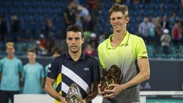 El tenista español primero por la izquierda tras perder la final del Campeonato Mubadala de Abu Dhabi.