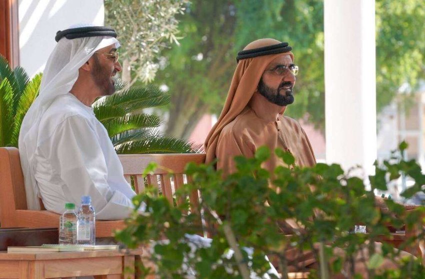 El gobernante de Dubai y el príncipe heredero de Abu Dhabi en su encuentro de este lunes. (Twitter)