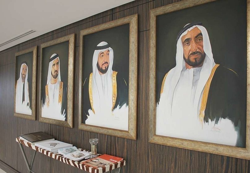 El jeque Zayed -primero por la derecha- es la principal referencia de Emiratos Árabes. (EL CORREO)