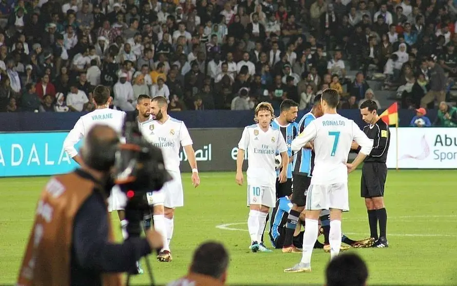 Los futbolistas del Real Madrid Luka Modric y Ronaldo durante la final del Mundial de Clubes en Abu Dhabi 2018. (EL CORREO)