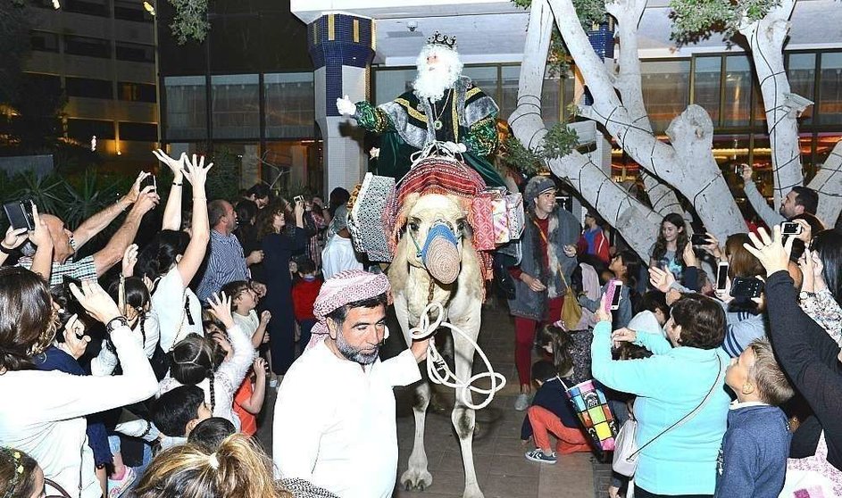 Cientos de personas acudieron a la Cabalgata de Reyes de Abu Dhabi en 2017. (Manaf K. Abbas)