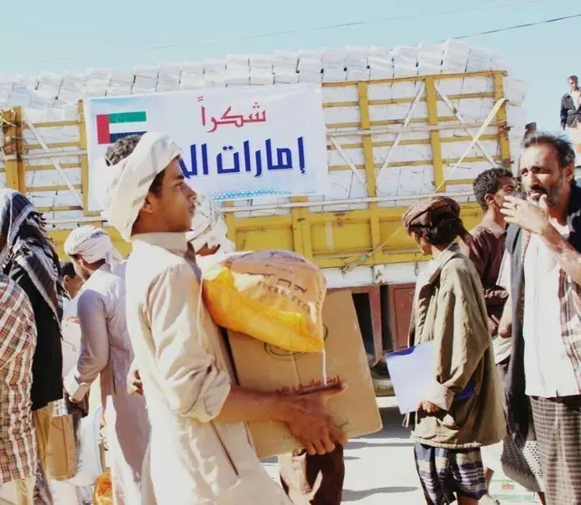 Una de las numerosas entregas de alimentos llevada a cabo por la Media Luna Roja de Emiratos. (WAM)