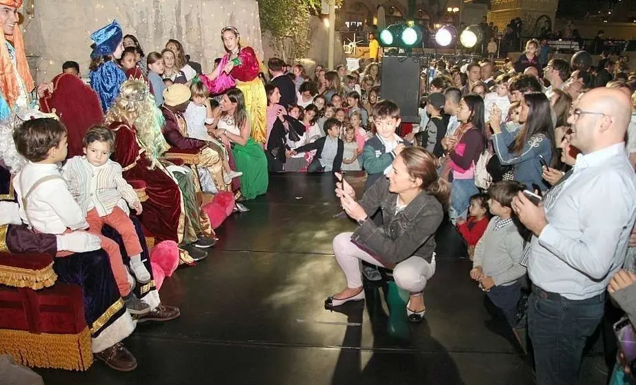 Cientos de niños aguardaban en Wafi para entregar sus cartas a los Reyes Magos. (EL CORREO)