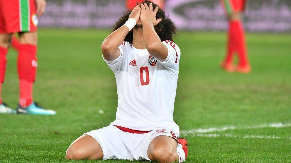 En la imagen de AFP, la estrella de la selección de EAU de fútbol, Omar Abdulrahman tras perder el encuentro.